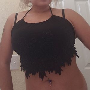 Black. Crop halter top